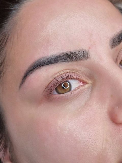 Gros plan sur des cils naturels recourbés après un rehaussement