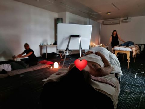 Séance de détente collective dans une salle à la lumière tamisée