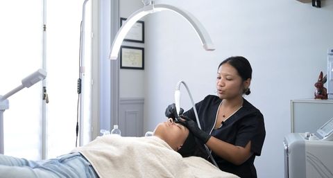 Jane réalise un soin HydraSkin sur une cliente